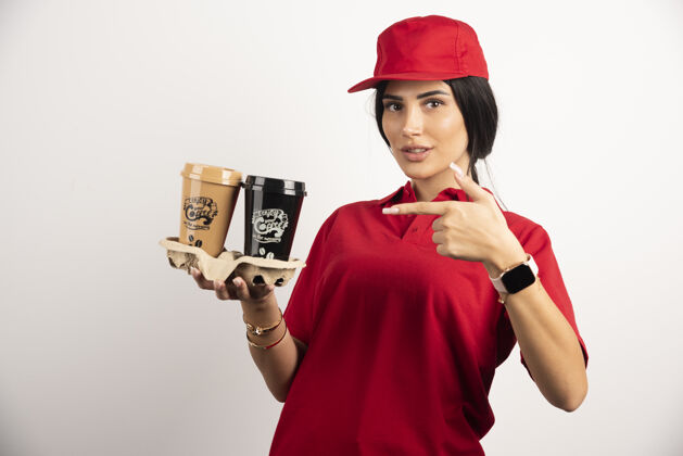 工人女信使指着咖啡杯高质量的照片制服外卖女