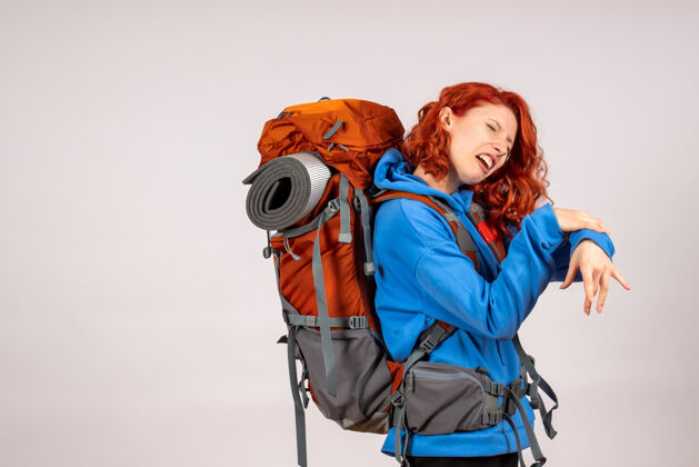 山正面图女游客背着背包上山旅游 胳膊疼旅行女人情感
