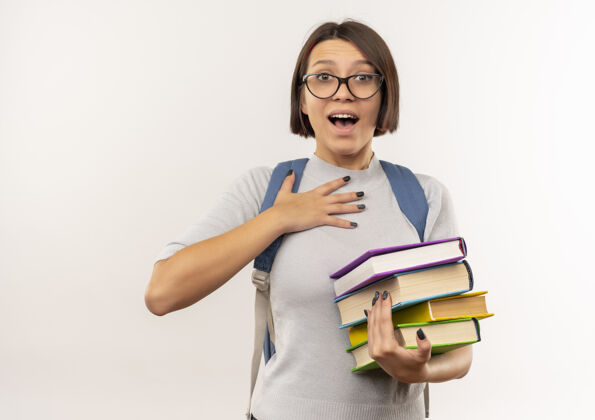 眼镜印象深刻的年轻女学生戴着眼镜 背着书包 手放在胸前 隔着白色背包胸