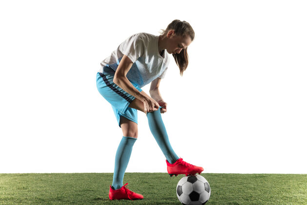 鞋年轻的女性足球运动员或足球运动员 留着长发 穿着运动服和靴子准备比赛 背景为白色健康的生活方式 职业运动 爱好的概念专业反弹草地