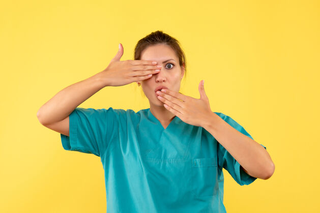 医疗前视图黄色背景上穿着医用衬衫的女医生健康休闲病毒