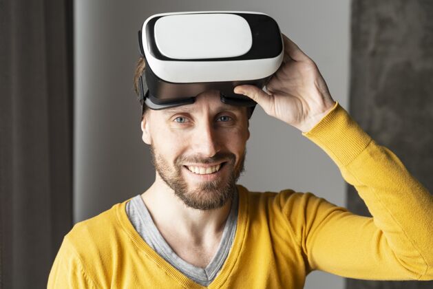 娱乐笑脸人与虚拟现实耳机合影的前视图虚拟现实男人虚拟现实眼镜