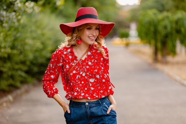 帽子可爱迷人的时尚金发微笑的女人在稻草红帽子和衬衫夏季时尚套装装束女孩女士