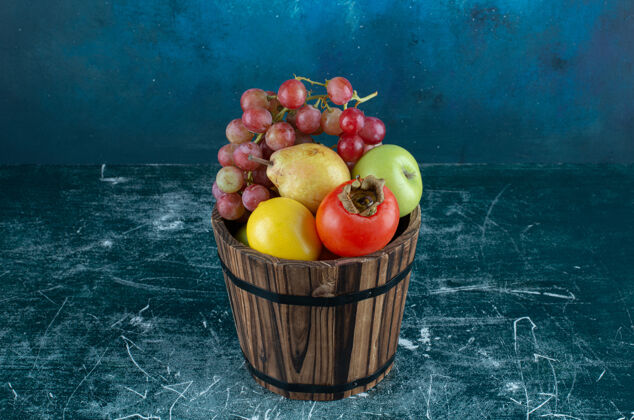 新鲜木桶里有各种美味的水果梨水果葡萄