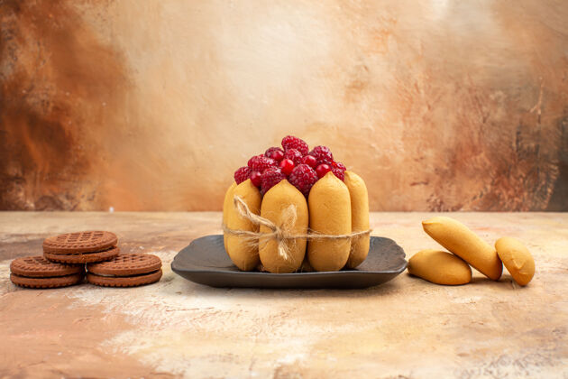 健康一个礼物蛋糕和饼干在棕色盘子上水果在混合颜色的桌子上香薰新鲜洗澡