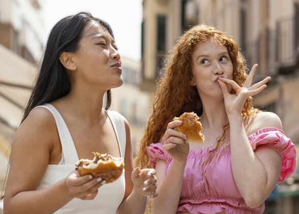 女性朋友们一起吃街边小吃城市女人美味