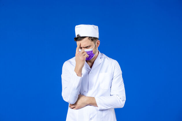 衣服前视图思考男医生在医疗服和紫色面具上的蓝色疾病药品医院