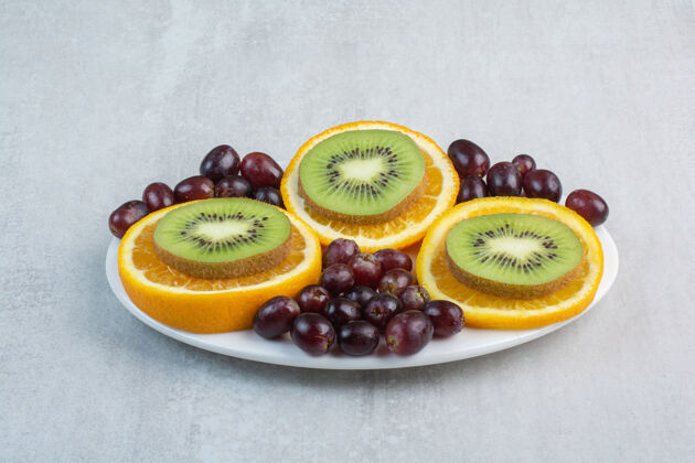水果水果盘上有葡萄 猕猴桃和橘子片美味葡萄切片