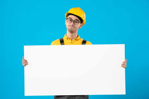 制服前视图的男性建设者在黄色制服蓝色建筑职业工作