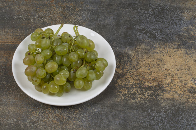水果白盘子上一簇绿葡萄明亮葡萄浆果