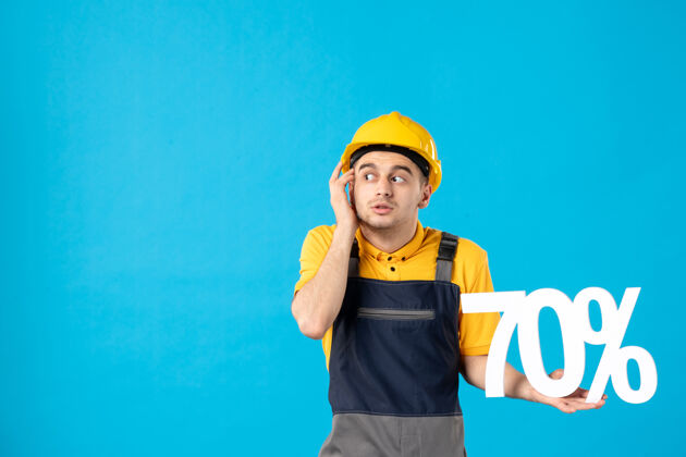 建筑穿制服的男工人的正面图 蓝色上写着字男工人承包商工程师