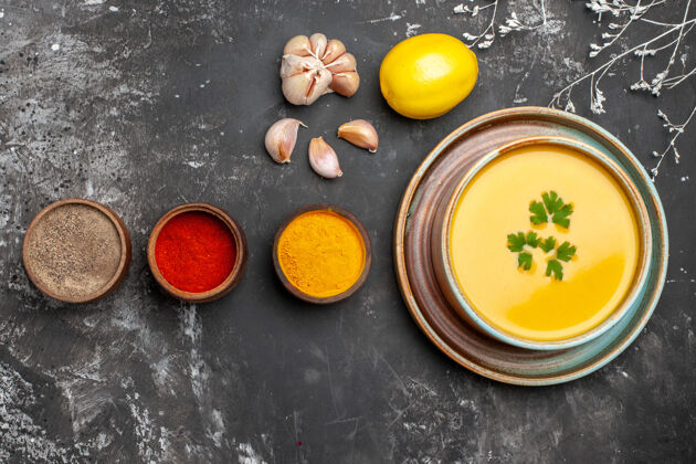 美味碗里美味南瓜汤的俯视图调味料颜色食谱