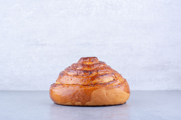 烘焙食品酥脆香甜的面包陈列在大理石表面填充好吃的好吃的