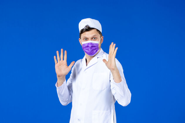 大流行身穿医疗服 紫面罩蓝色的男医生正面图药品病毒疫苗