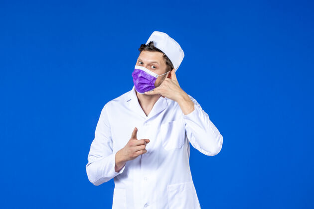 护士身穿医疗服 紫面罩蓝色的男医生正面图病毒医院衣服