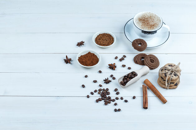 豆子高角度查看饼干 咖啡杯与碗速溶咖啡 咖啡豆 肉桂白色木板背景水平大笑高浓缩咖啡