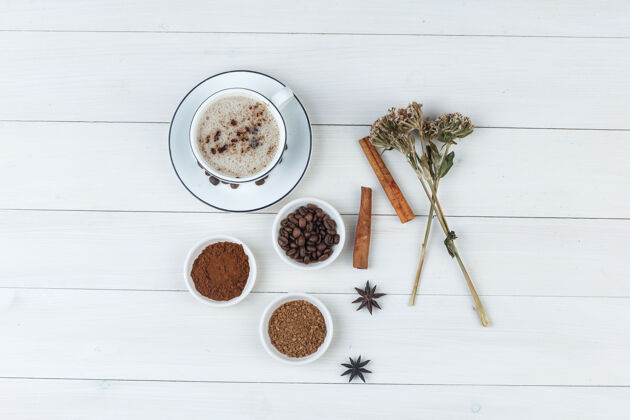 曲奇一套咖啡豆 磨碎的咖啡 香料 饼干 干香草和咖啡在一个木制的背景杯顶视图套装马克杯摩卡咖啡