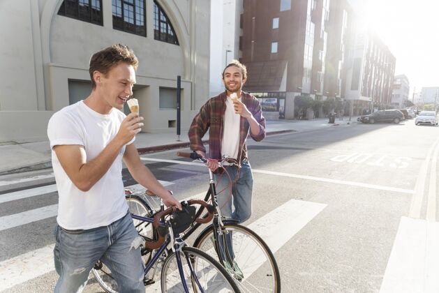关系吃冰淇淋的中枪男人同性恋城市中镜头