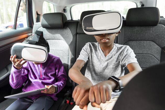 虚拟现实戴着虚拟现实护目镜的孩子们冒险发现家庭