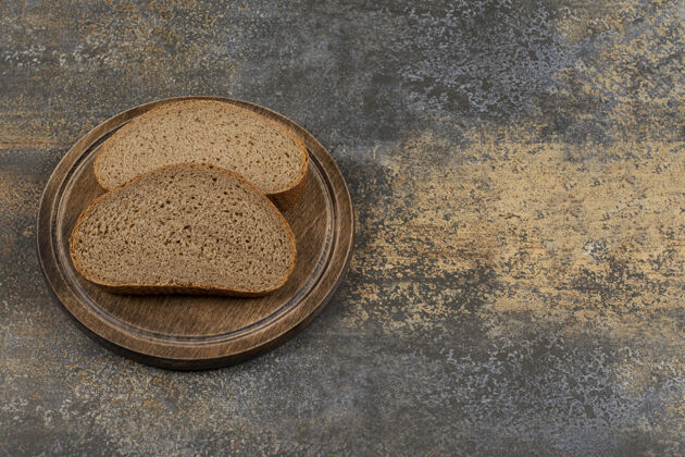 天然在木板上自制黑面包切面包烘焙