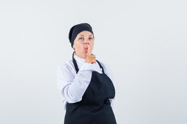 护理女厨师身着制服 围裙 神情谨慎 表现出沉默的姿态前视图女士围裙亚洲