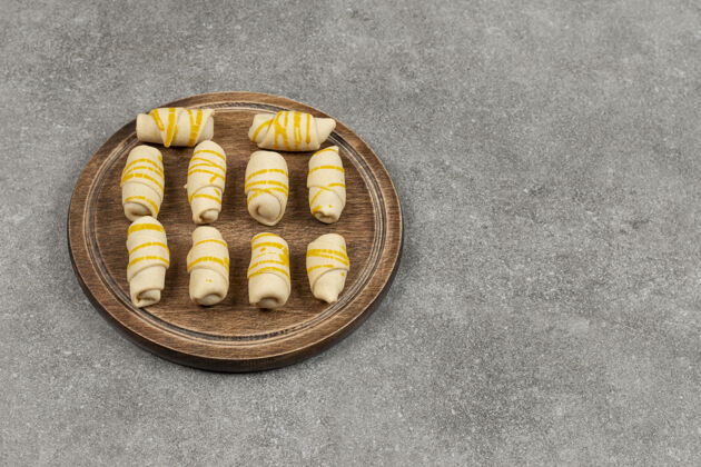 可口美味的自制饼干放在木砧板上烘焙糕点黄油