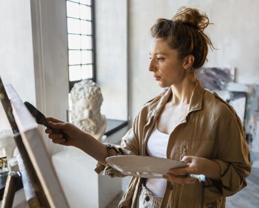 艺术中镜头女人画室内创意工艺生活方式