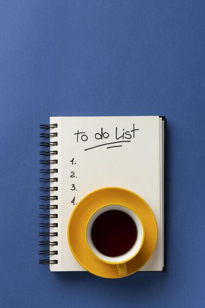 复选标记桌上有笔记本 旁边有一杯咖啡笔记计划表待办事项列表