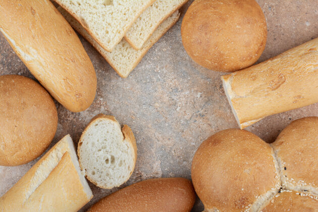 自制大理石背景上的各种新鲜面包切片什锦面包房