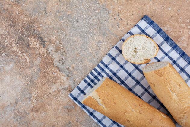 法式面包条纹桌布上的脆面包片松脆面包房美味