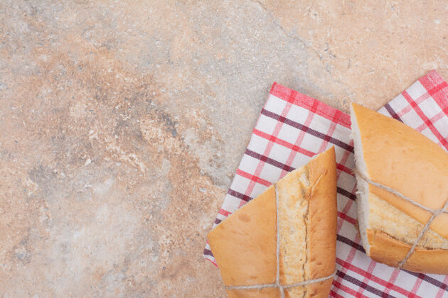 面包大理石背景上有桌布的新鲜面包桌布美味面包