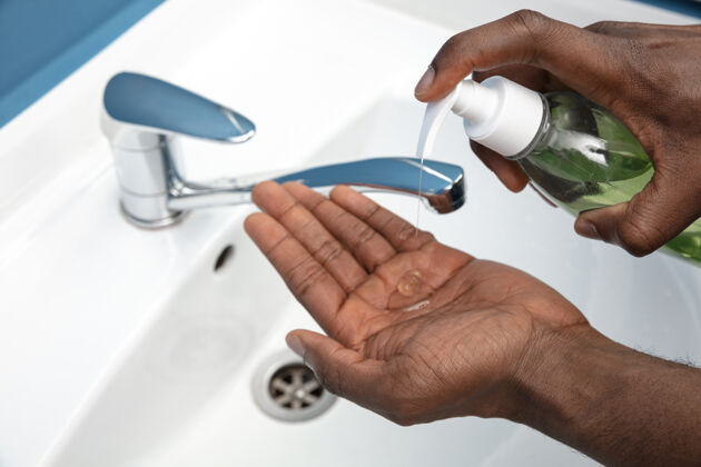 特写男士在浴室内仔细洗手 近距离防止感染清洁肥皂浸泡