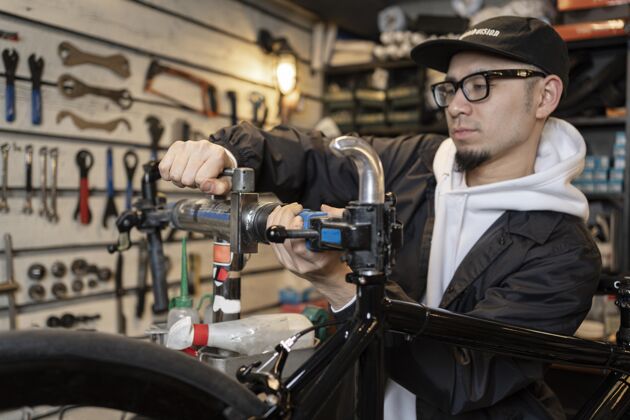 维修中弹手在做修复专业工具自行车店
