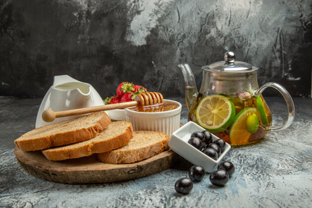 茶前视面包面包配蜂蜜橄榄和茶 早餐食物清甜面包房食物光