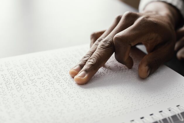 盲人闭上手指读盲文生活方式特写残疾