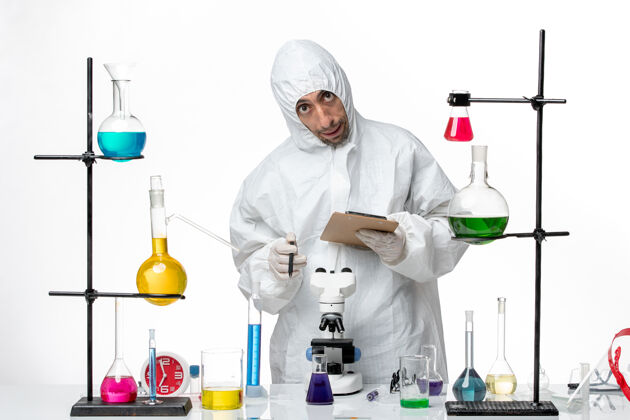 化学正面图穿着特殊防护服的男科学家正在做笔记科学实验室专业