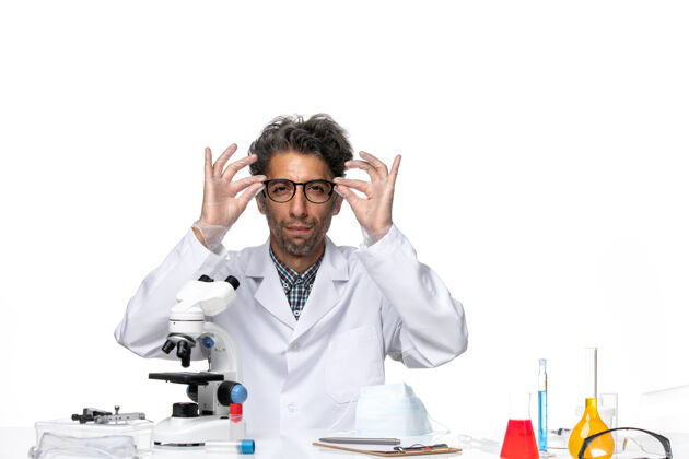 化学前视图穿着特殊套装的中年科学家戴着太阳镜人特殊化学