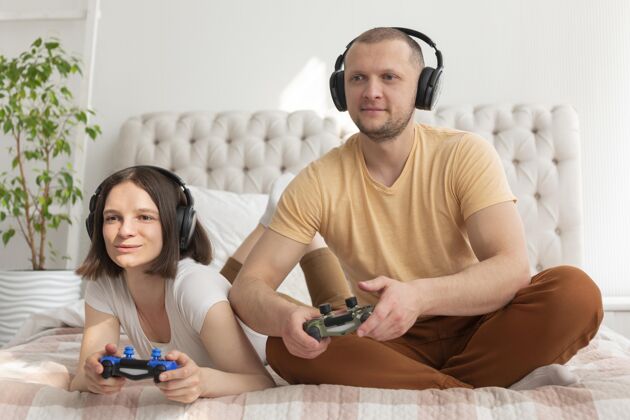 视频游戏夫妻在家一起玩电子游戏玩家技术乐趣