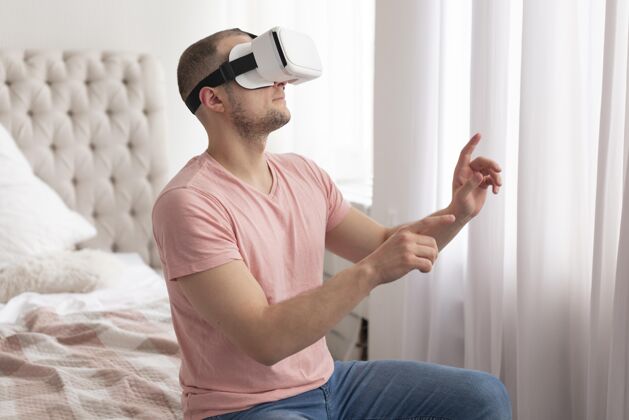 乐趣戴着虚拟现实护目镜玩电子游戏的男人虚拟现实享受虚拟