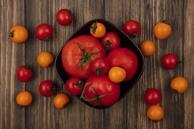 景观顶视图软大尺寸红色西红柿与樱桃西红柿隔离在一个木墙碗大小碗农业