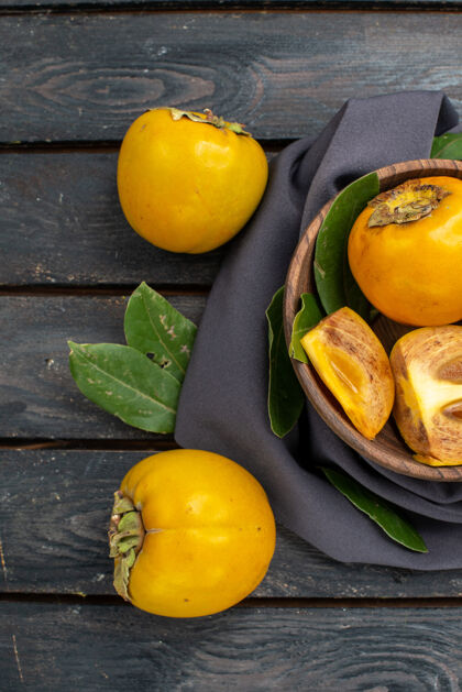 木材顶视图木地板上新鲜甜甜的柿子成熟果香醇厚黄色健康成熟