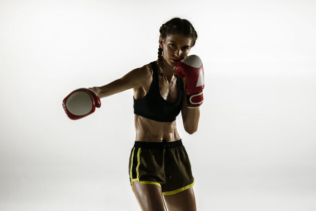 拳击适合白人女子在运动装拳击孤立的白色背景拳击手力量训练