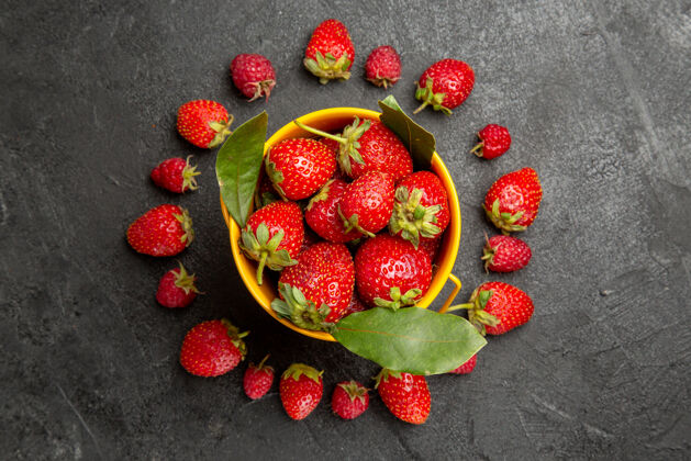 草莓顶视图新鲜的红色草莓衬在深色的浆果上顶部健康食物