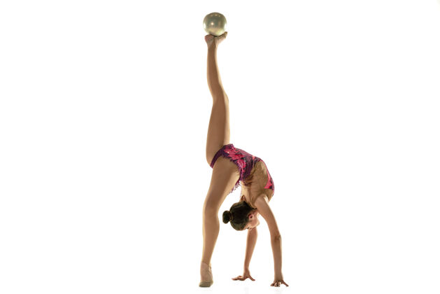 女性年轻柔韧的女孩孤立在白色的背景下十几岁的女模特作为一个艺术体操艺术家练习设备平衡年轻舞蹈