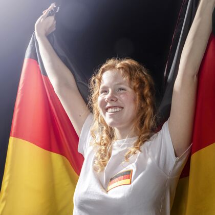 足球联赛举着德国国旗的笑脸女人的正视图国旗个人女子