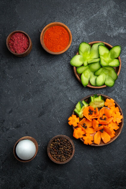 膳食顶视图新鲜蔬菜切片调味料深色背景沙拉健康蔬菜餐食品饮食水果顶部