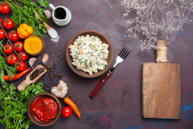 顶部俯视图美味的玛雅奈斯沙拉 带绿色和蔬菜的深色背景餐食品沙拉零食午餐蔬菜餐厅绿色