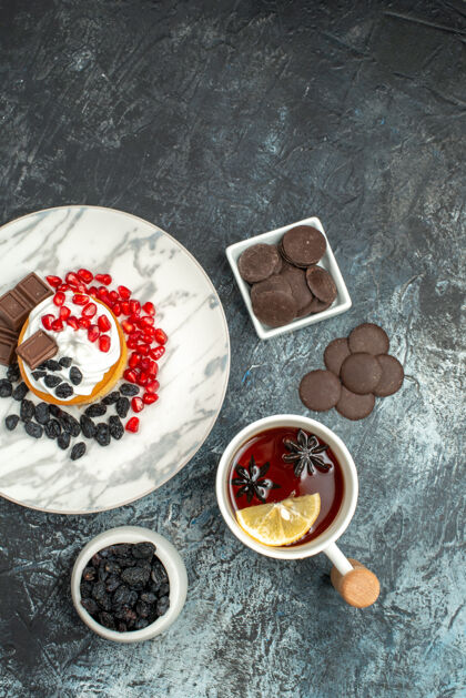 杯子俯瞰美味的奶油蛋糕 巧克力饼干和一杯茶放在浅色的桌子上饼干糖饼干甜馅饼晚餐巧克力盘子