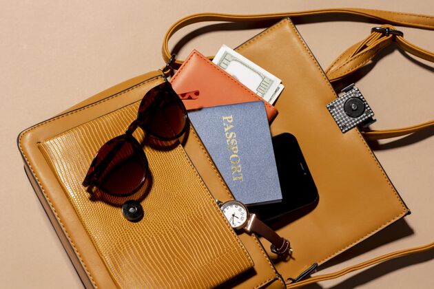 太阳镜带护照的特写背包行李手表旅游