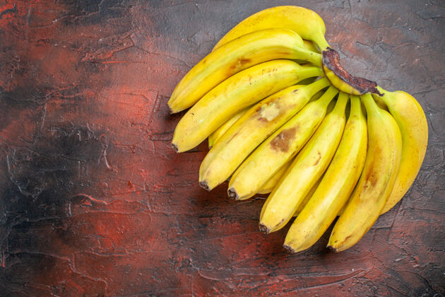 黄色香蕉顶视图黄色香蕉在黑暗的背景素食深色许多